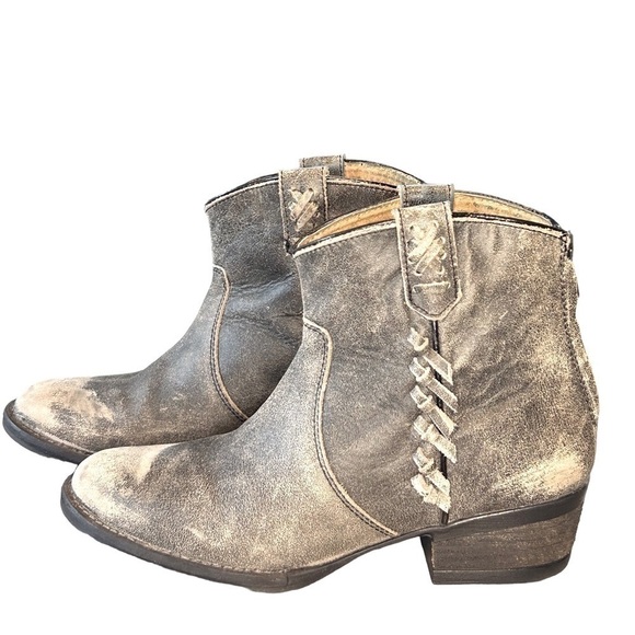 Very Volatile Shoes - Very Volatile Bootie Women’s Charcoal Look Out Fringe Distressed Size-7.5 EUC